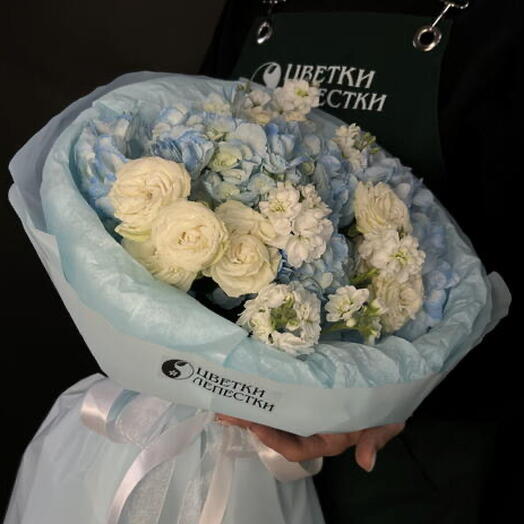 Букет из гортензий, кустовых роз и маттиолы