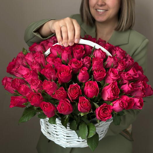 Корзина с розами фуксия 101 роза