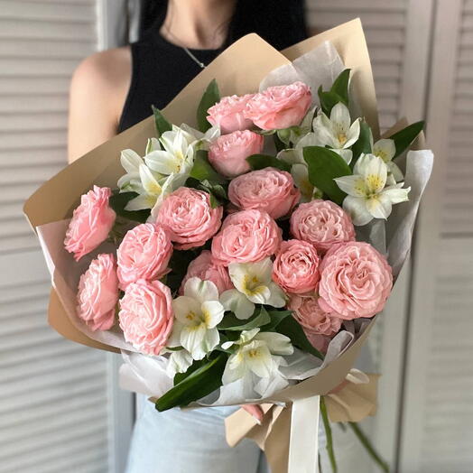Пионовидные кустовые розы и альстромерии 💛