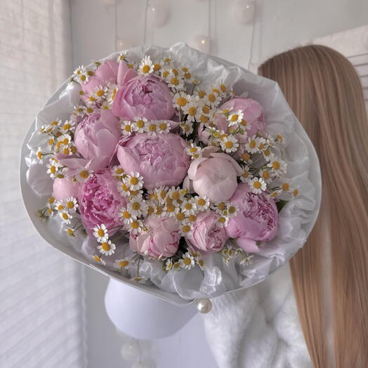 Дофаминовый букет: пионы и полевые ромашки (матрикария) 🌸 Размер М