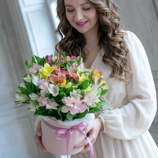 Delicado ramo con alstroemeria de encaje en una Caja de sombrero 💐