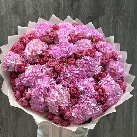 Букет кустовых роз с гортензией 💞