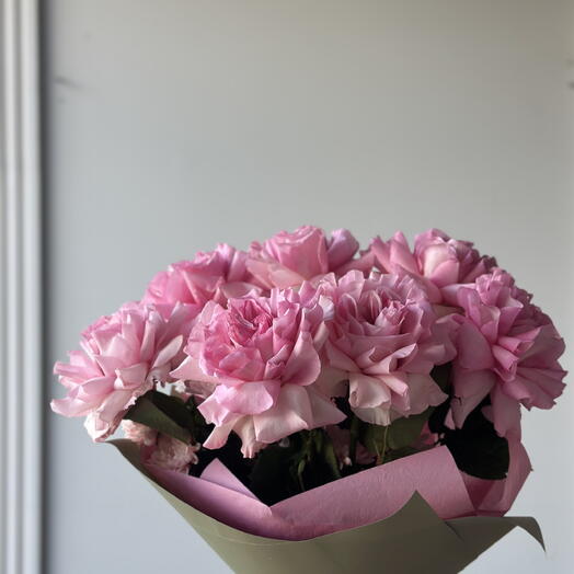 Французские розы в нежном современном букете