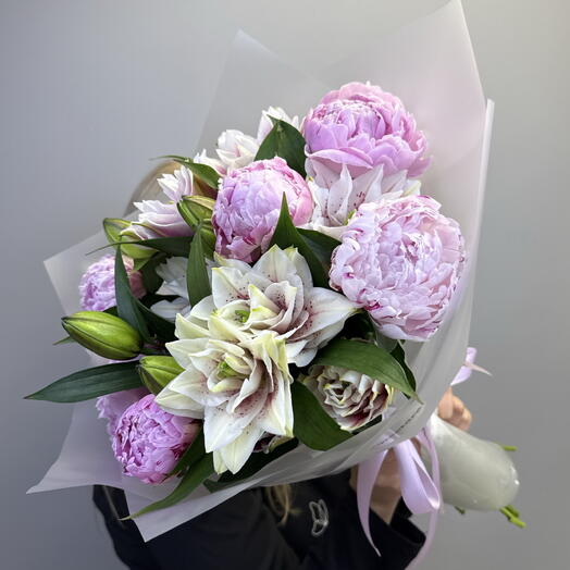 Авторский садовый букет с лилией и пионами 🌸