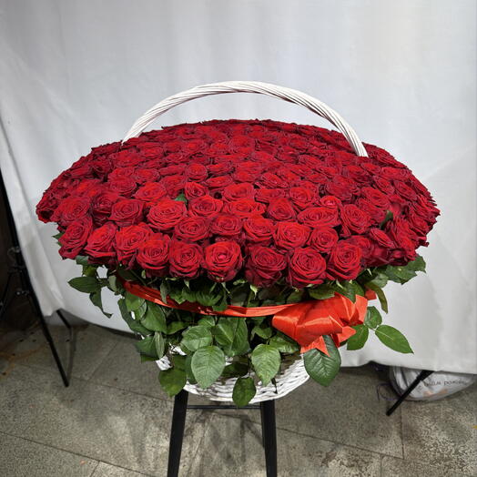 Цветы в корзине из 201 веток