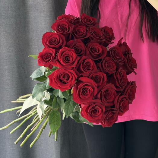 «Красный бархат» — букет из 25 красных роз под лентой 🌹