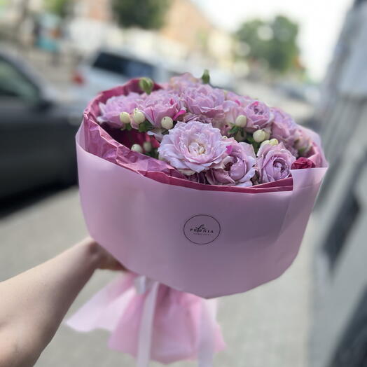 Пышный ароматный конфетный букет кустовых роз