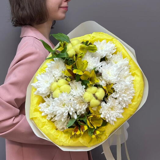 Букет из кустовых хризантем и желтого хлопка