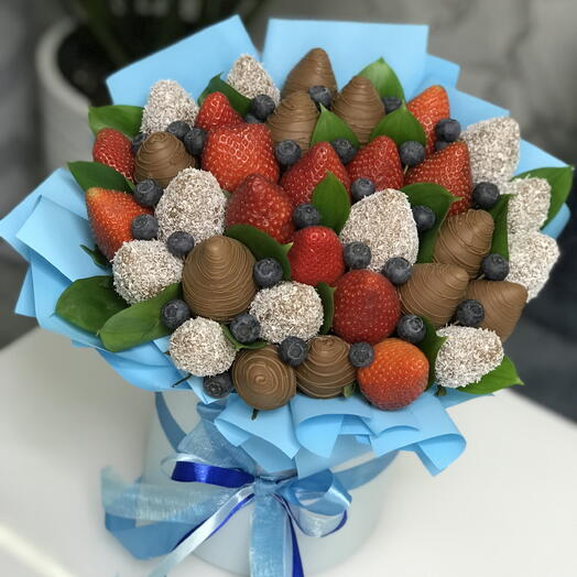 Шляпная коробочка с клубникой в голубом цвете