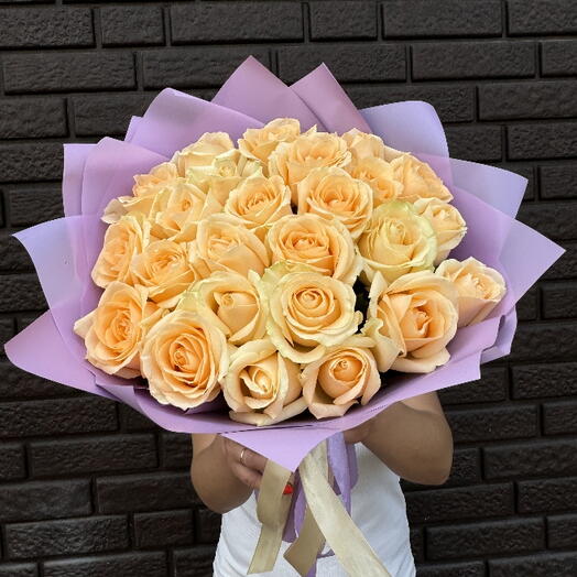 25 кремовых роз💛