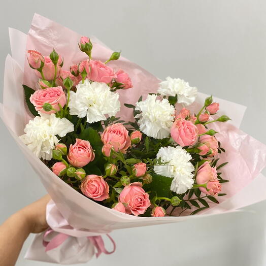 Микс кустовых роз и диантусов