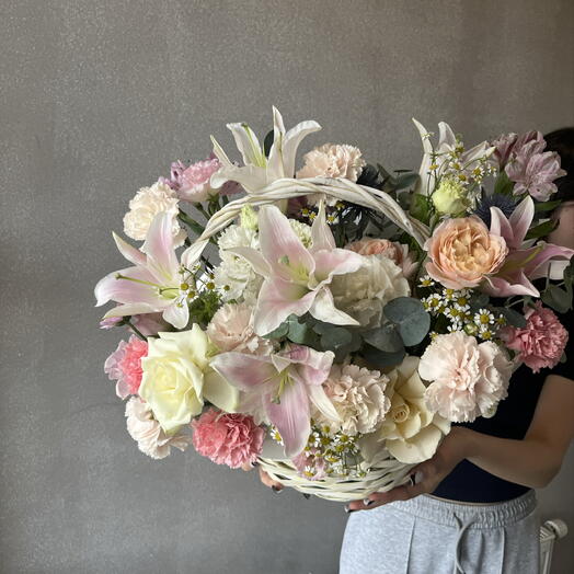 Корзина с яркими роскошными цветами🌸 и нежной лилией
