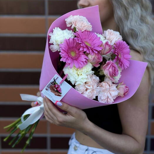 Букет из Гербер, кустовой розы, диантуса🌸