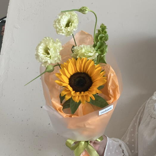 Букет комплимент с подсолнухом, молюцеллой и лизиантусом🌻💚