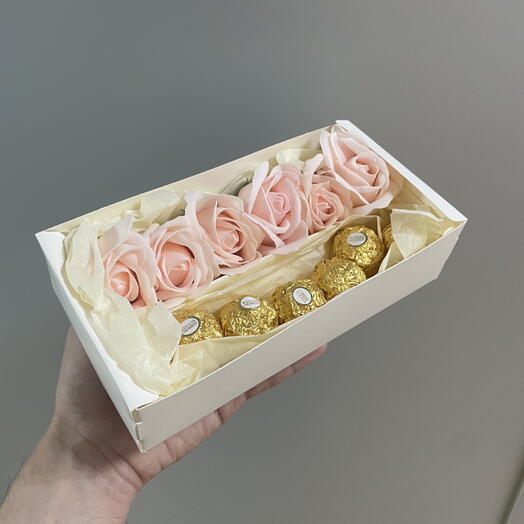 Нежный подарочный набор с мыльными розами и конфетами 🤍 💛