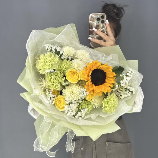 Авторский букет🌻 Подсолнух, мятные диантусы, хризантема и кустовая роза