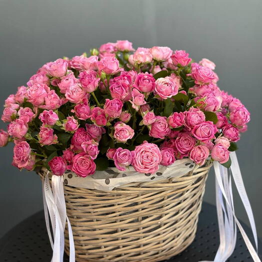 Корзина из 51 кустовой розы