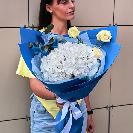 Букет с гортензией