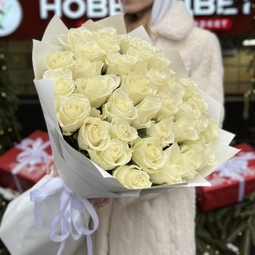 35 длинных белых роз 70 см