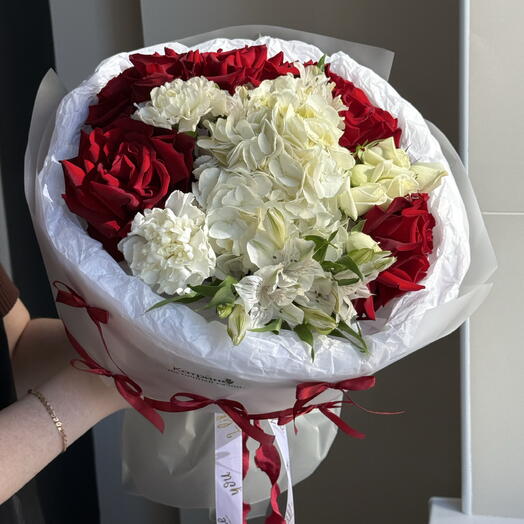 Букет с красными розами, гортензией, альстромерией и диантусами