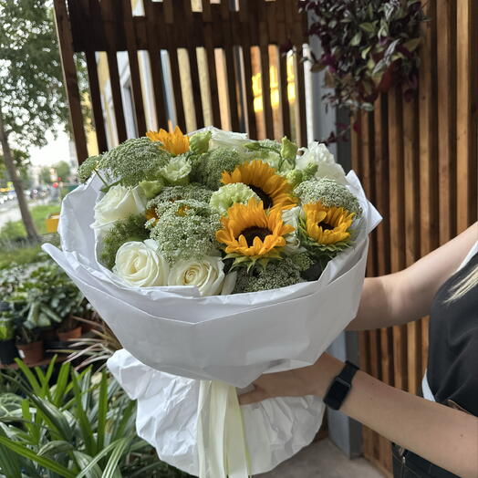 Яркий летний букет с подсолнухами