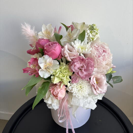 Композиция с пионом кустовой розой и эустомой