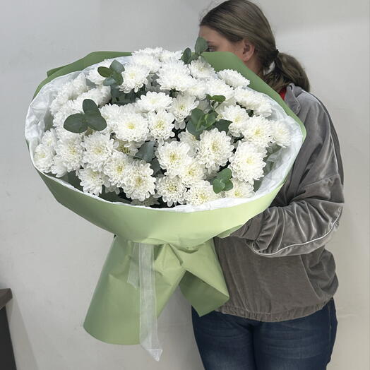 Объемный букет из Хризантемы с эвкалиптом 💐