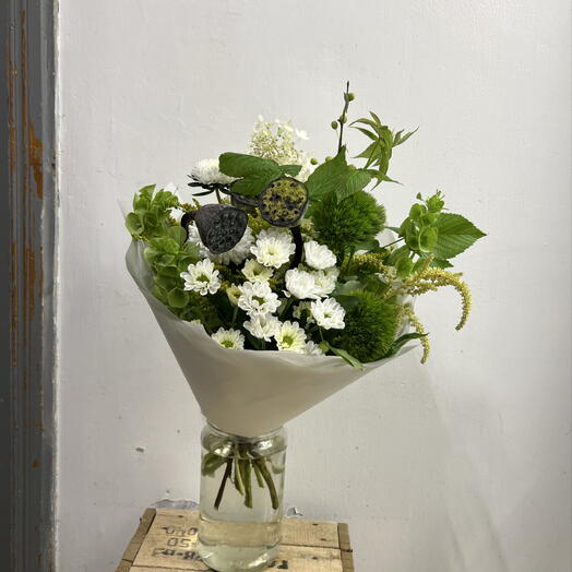 Сборный букет «Летний лес» с гвоздикой Грин трик и молюцеллой