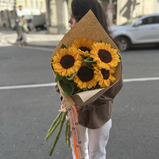 Букет из 5 подсолнухов в упаковке