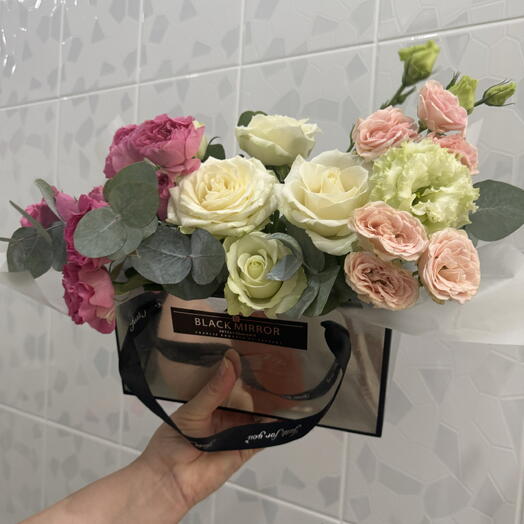 Сумочка из Эустомы ,кустовой розы и одноголовой Розы 🌹