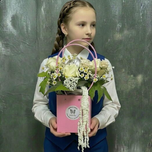 1 СЕНТЯБРЯ! Нежные хризантемы и кустовые розы в сумочке с бантом