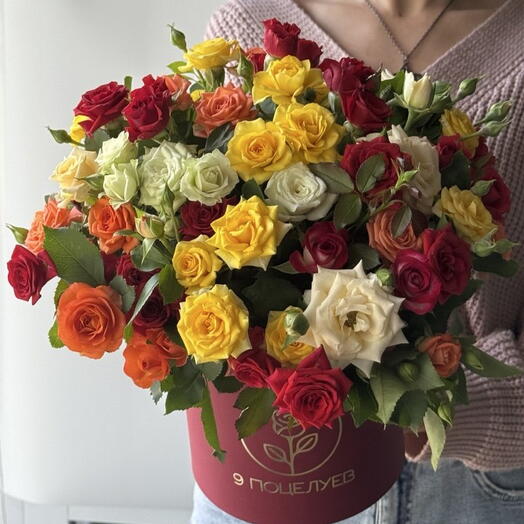 Яркая летняя композиция в шляпной коробке из кустовой розочки 😍