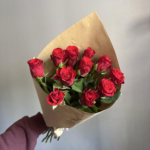 Красные розы в крафте