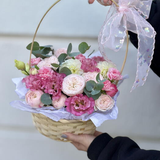 Композиция «Розовая мечта» — розы, эустома и гвоздики 🌸🧺