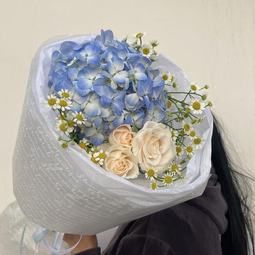 Нотки лета 🌸 сборный букет из гортензии, матрикарий и кустовой розы