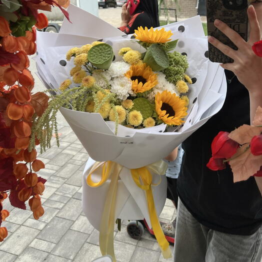 Букет «Осенняя вспышка» с подсолнухами, коробкой лотоса,хризантемой,целозией и амарантом в стильной упаковке 💚️