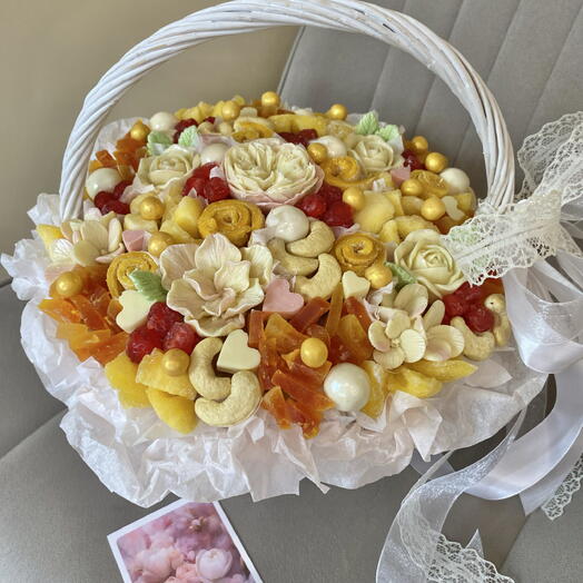 Композиция из манго, папайи, вишни и шоколадных цветов в корзине