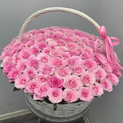 Корзина из 75 ярких роз
