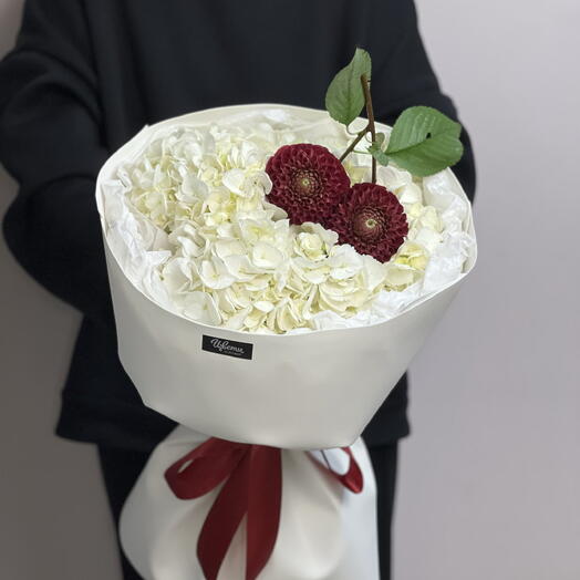 Букет из гортензии и георгинов, вишенка на торте🌸
