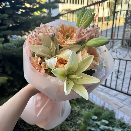 Авторский букет с лилией, розами и альстромерией