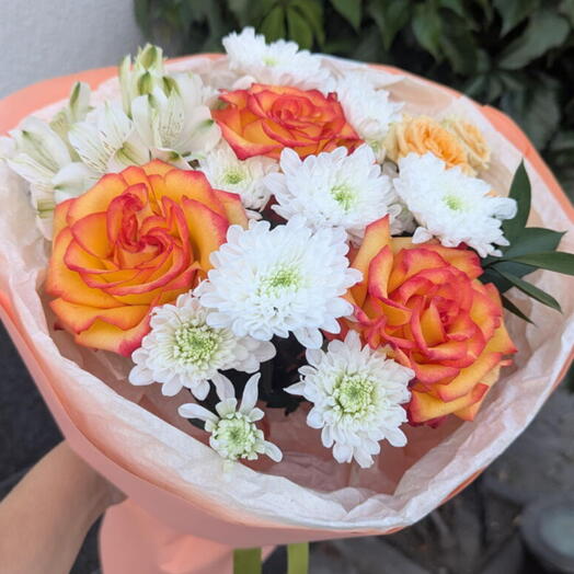 Букет "Искра" из розы, хризантемы, альстромерия, кустовой розы и рускуса 🧡