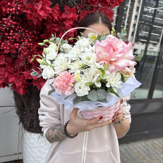 Нежное сочетание цветов в плетенной корзинке 🌸