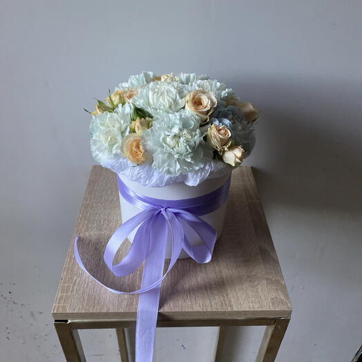 Композиция в шляпной коробке (Гвоздика, Роза кустовая)