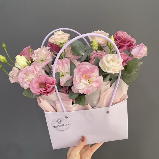 Нежная сумочка с эустомой и эвкалиптом🌸