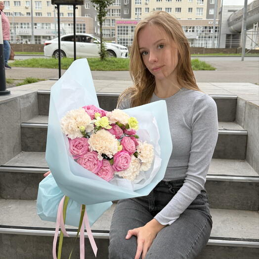 Сборный букет из гвоздик, диантусов и кустовых роз
