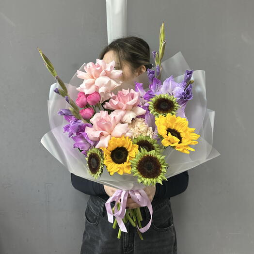 Букет с гладиолусами, подсолнухами и французскими розами 💝
