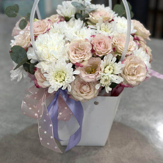 Композиция из кустовых роз в сумочке 🌸