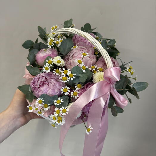 Корзинка с пионами