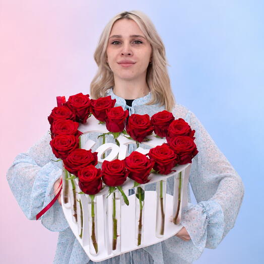 Композиция LOVE из 15 красных роз в колбах