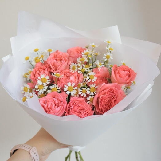 Коралловые розы с ромашкой